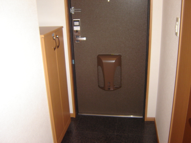 グランモンターニャ103号室 玄関