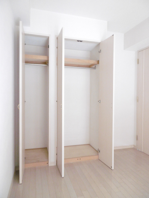 コスモ八王子ロイヤルフォルム　４０８号室 バルコニー側洋室収納スペース