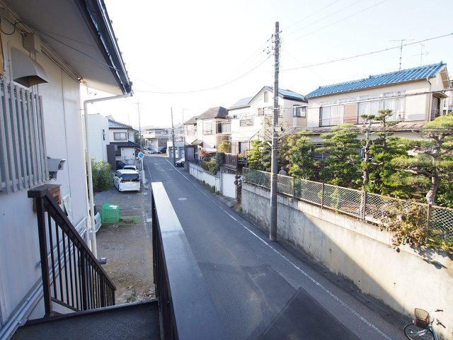 松本荘103号室 2階共用部分から見た前面道路です