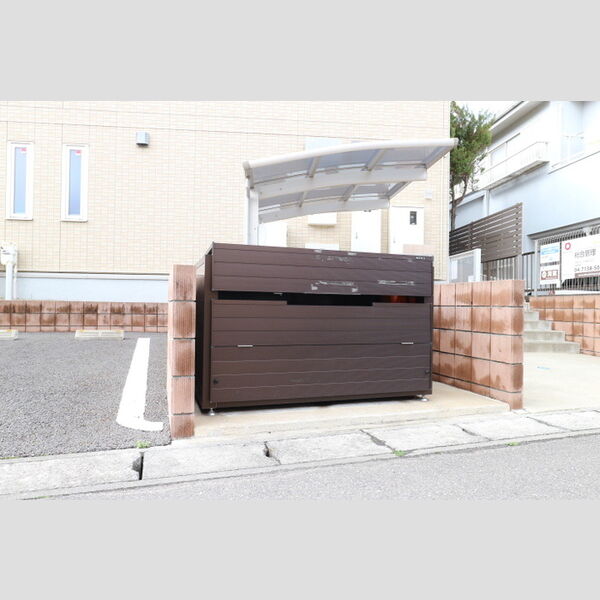 パリス201号室 敷地内ごみ置場