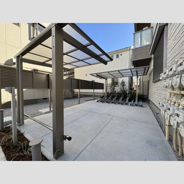 フレジア101号室 ゆったり駐輪場は屋根付き♪