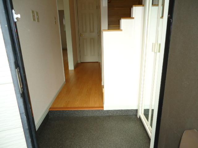 メゾンコリーヌ 玄関