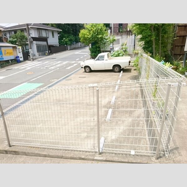 プリムヴェールJ 駐車場