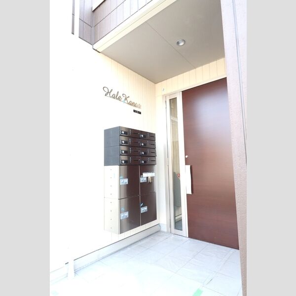 ハレカノア オートロック玄関左手に集合ポストと宅配ボックス