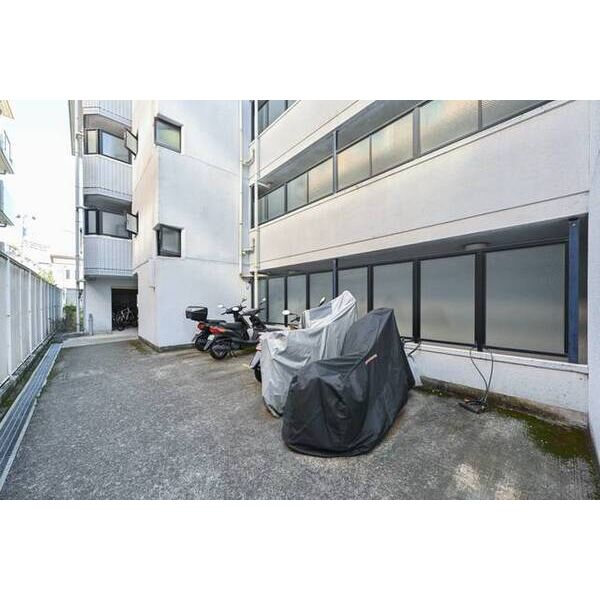 メゾン・ド・ビザール 駐車場