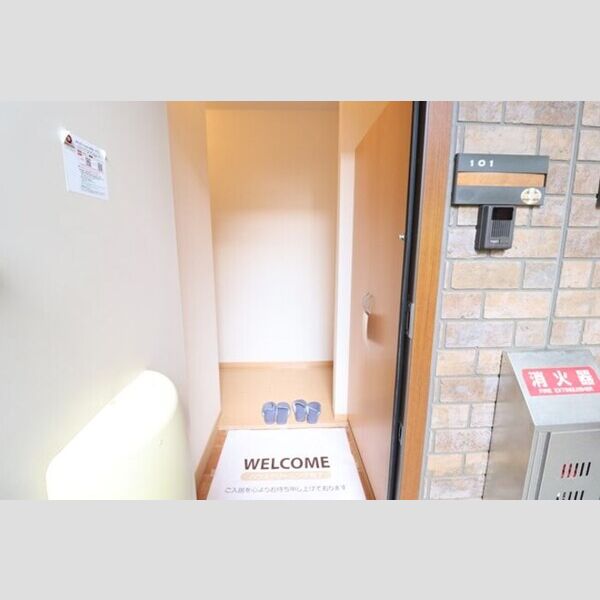 リシアンサス・ガーデン　ABCDEFB101号室 玄関