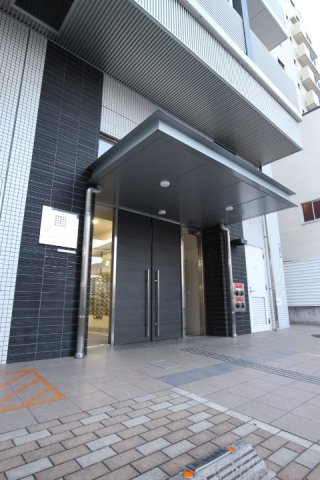 プライムアーバン久米川506号室 右手の白い扉はゴミ置場入り口