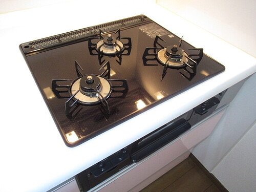 エス・バイ・エルマンション越谷 ３口ガスコンロ　※前回募集時2020年10月の写真