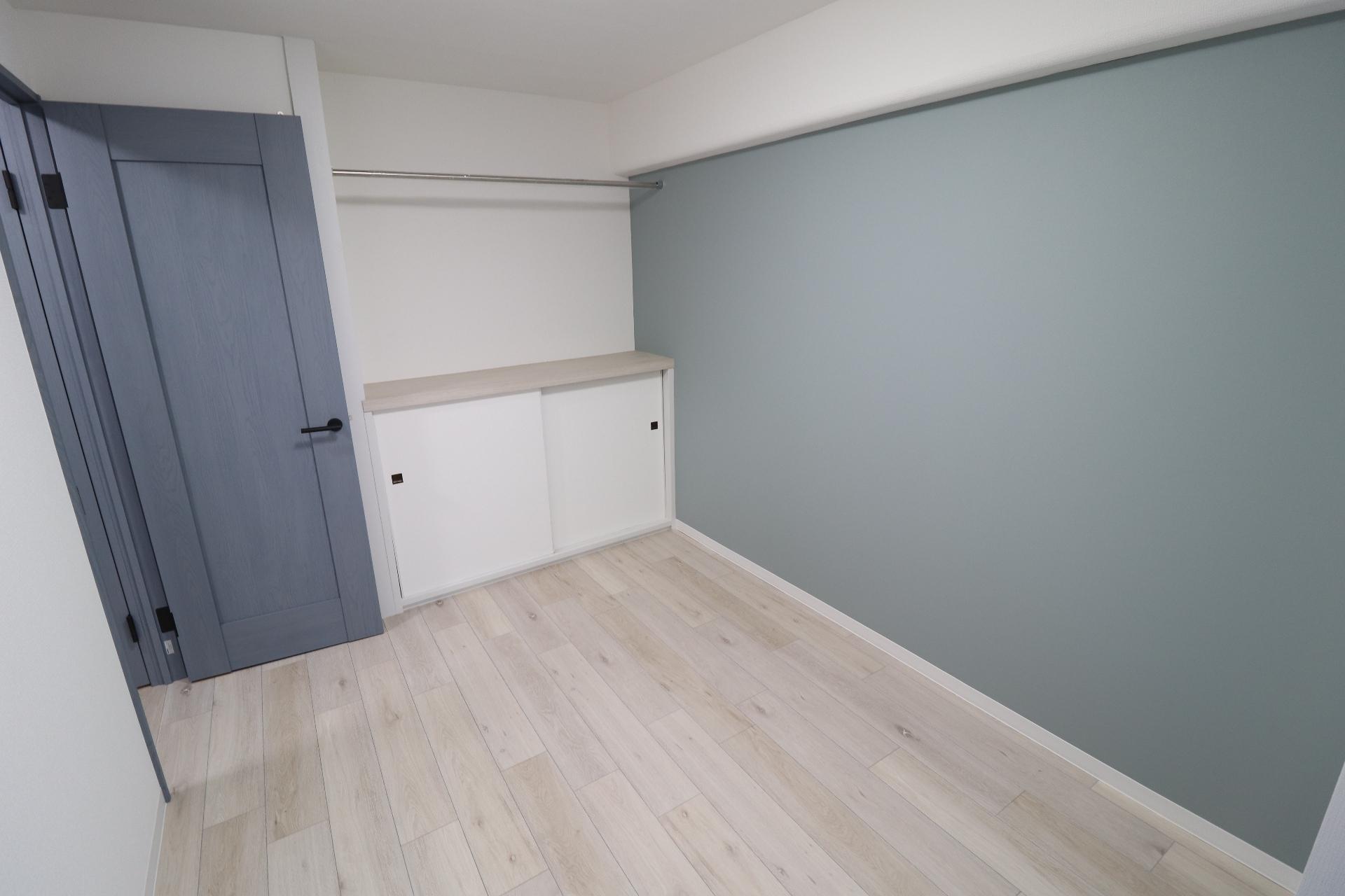 メゾン和光台9階 物置の上部にハンガーパイプがあり便利です！