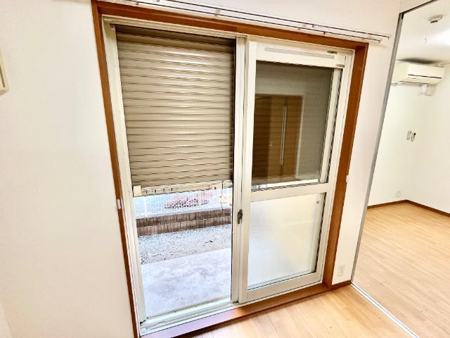 グレイスヒル102号室 窓シャッター