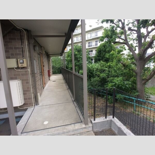 サニーハウス　E 玄関前