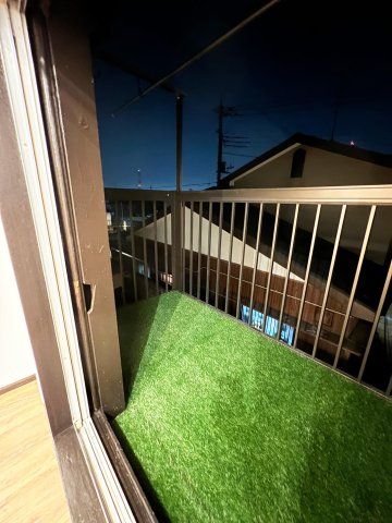 ペット健康館 志木　デザイナーズリノベ戸建 ベランダにも人工芝を敷いていてお庭と統一感のあるバルコニー
