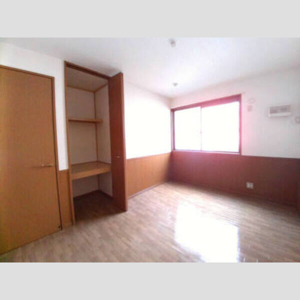 クレセントⅠ 自然光がたっぷり注がれる洋室