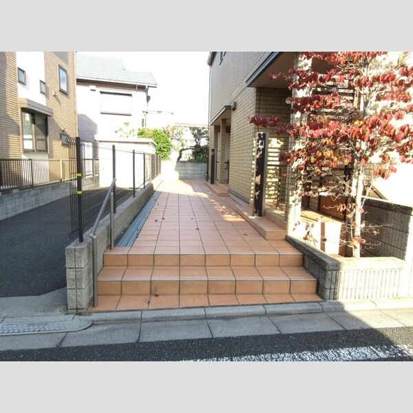 アストレア102号室 建物入口