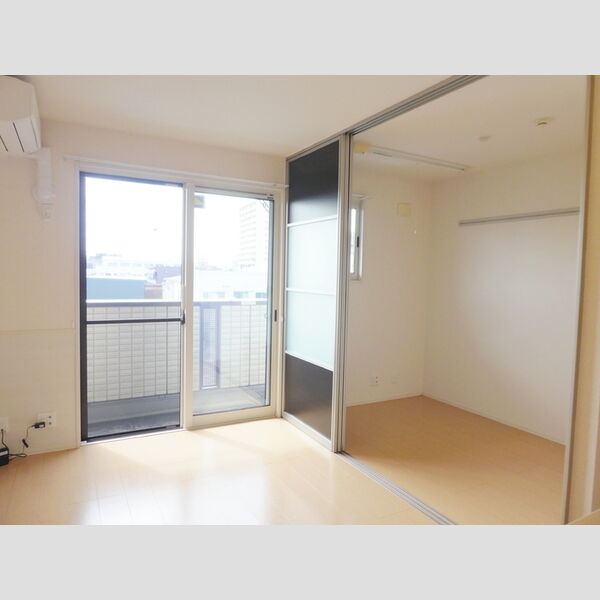 Villa　Etude　Court303号室 LDKから洋室