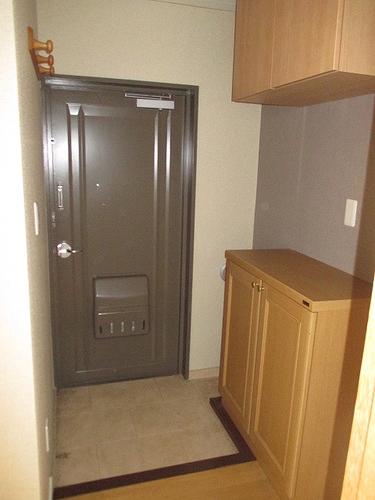 テレパレス日限山1階 玄関　※2019年6月撮影