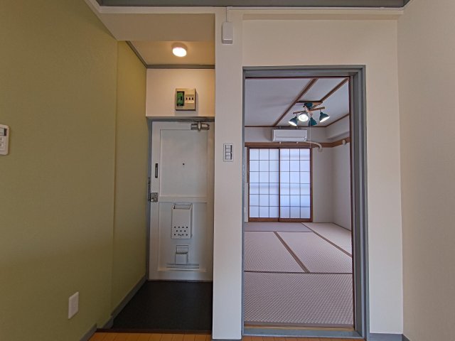 柏グリーンコーポ ★玄関はグリーン系のクロス落ち着きがあります。