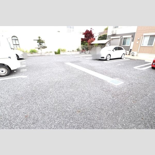 クレイン102号室 駐車場
