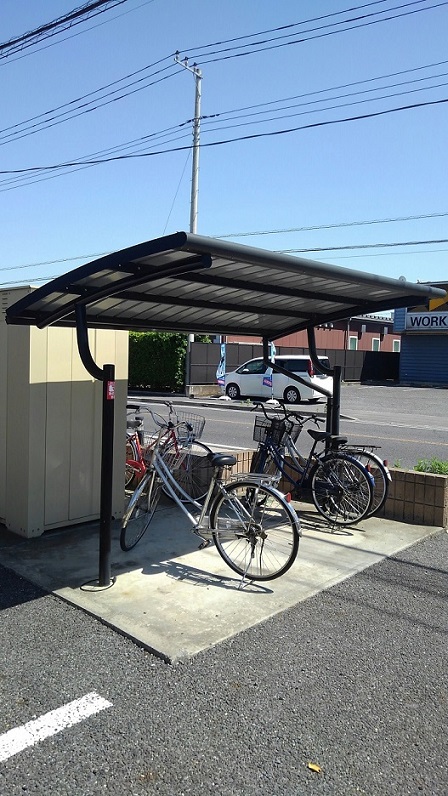 レオパレスかやば109号室 屋根付駐輪場になります。
