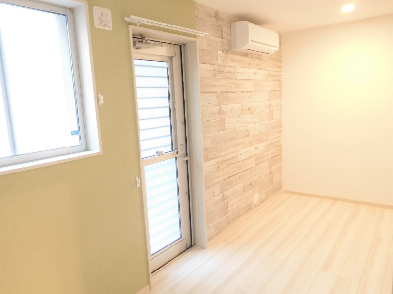 Lily東中山1階 おしゃれな壁紙が印象的