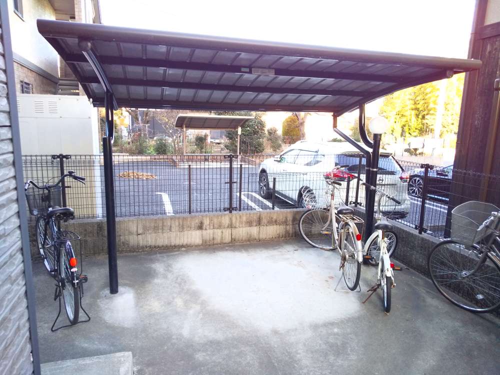 レオパレスサンクワイエット松山303号室 駐輪場