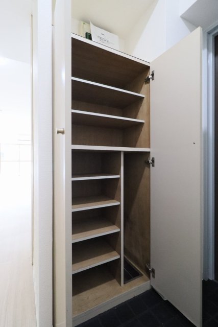 大成ルームズ1階 靴入