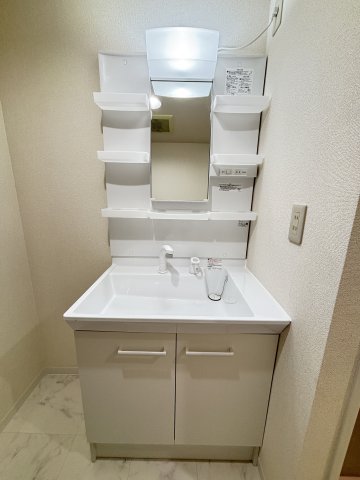 エミネンス和晃Ｂ棟 ゆったりとスペースのある洗面所