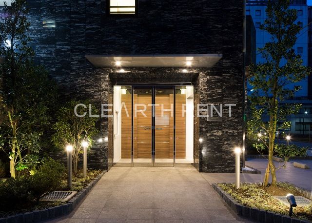 コンシェリア新橋 ＭＡＳＴＥＲ’Ｓ ＶＩＬＬＡ 御影石の重厚な雰囲気と緑が迎えてくれる上質なエントランス