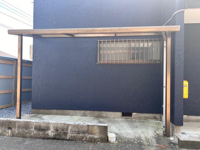 ODA-HOUSE 01 屋根付き駐輪場。