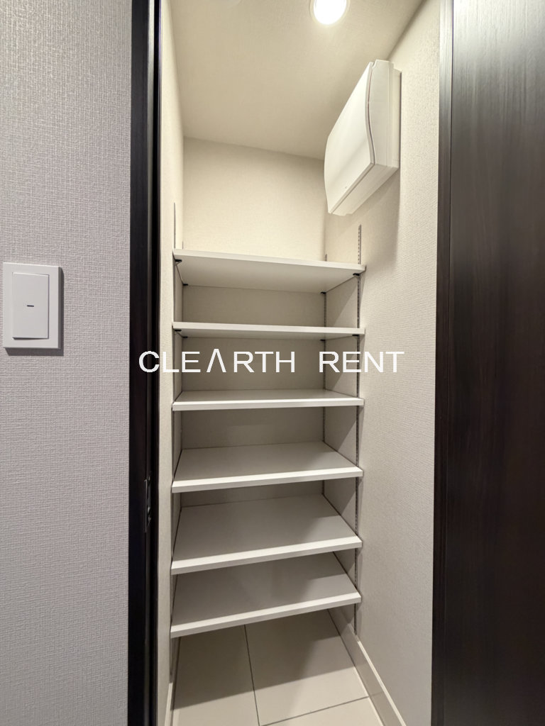 コンシェリア目黒本町 ＴＨＥ ＲＥＳＩＤＥＮＣＥ3階 玄関は靴だけの収納にとどまらないシューズインクローゼット