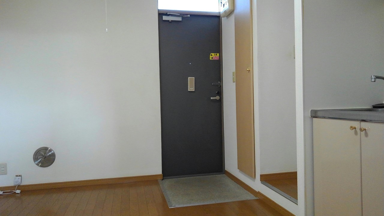 レオパレスフローラＣ 玄関