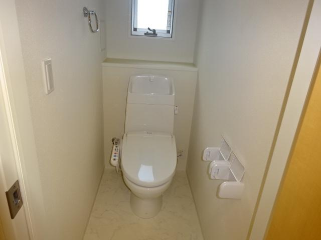 セレーノコトー203号室 シャワー付トイレ