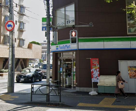 メゾン八幡山 【コンビニエンスストア】ファミリーマート 八幡山駅北店まで119ｍ