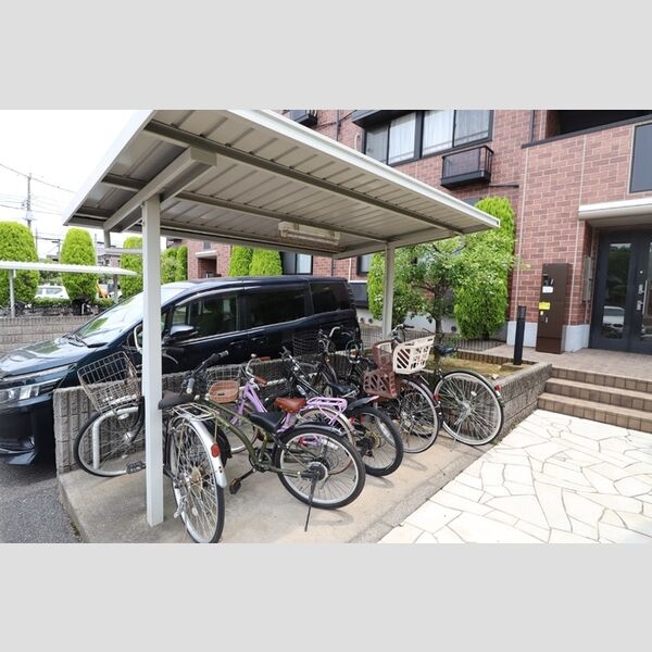 ロイヤルクレッセント西登戸 駐輪場