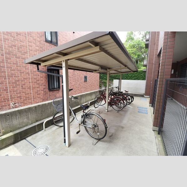 ロイヤルクレッセント西登戸参番館 駐輪場