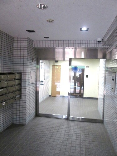 ライオンズマンション田端第２3階 風除室、宅配ＢＯＸ　※前回募集時2021年7月撮影