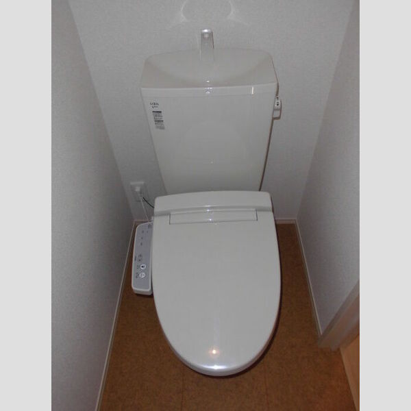 ガーネットブライト トイレは温水洗浄便座付き!