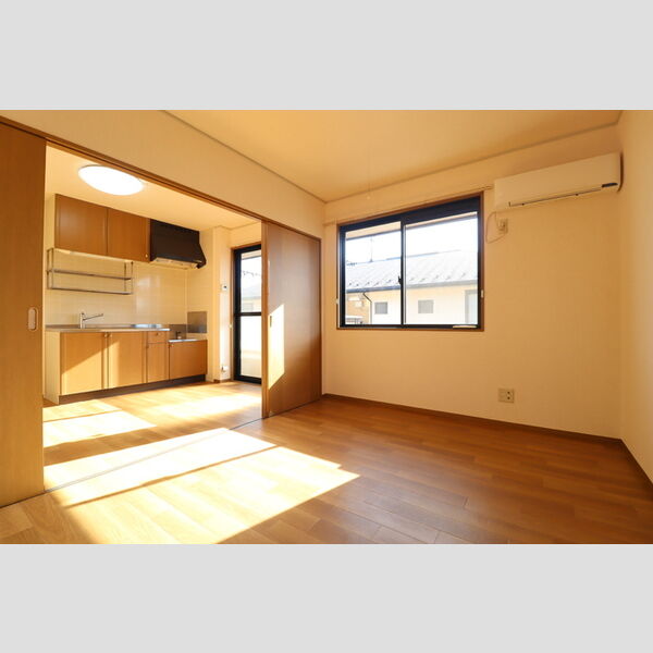 パークロイヤル　B202号室 南側洋室からDK