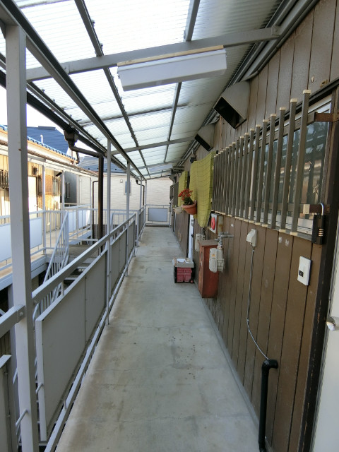 第2清孝荘1階 共用廊下には屋根があります