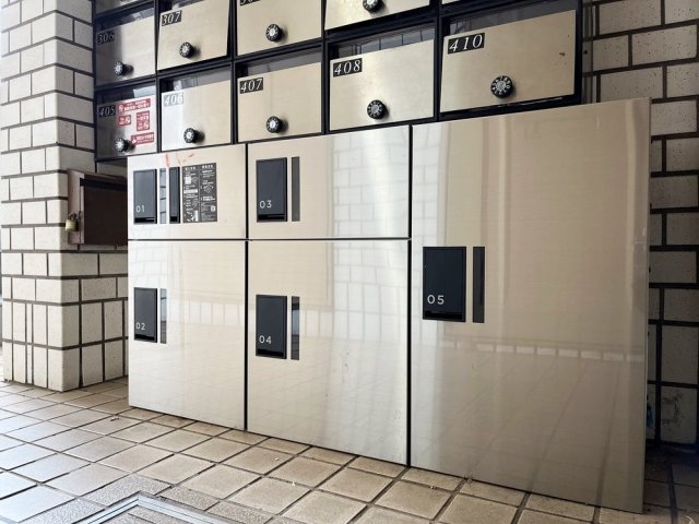 メゾン・ド・サペン2階 宅配BOX