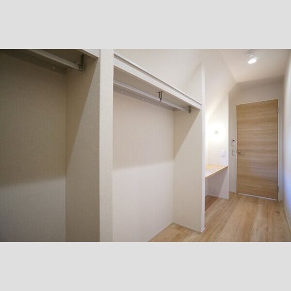 雄治レジデンス302号室 大容量のウォークインクローゼット