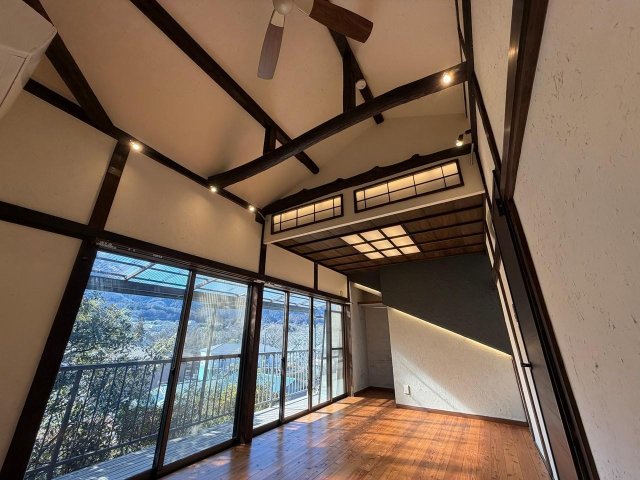 大人の隠れ家ヴィンテージ一軒家 天井4m高2F居室