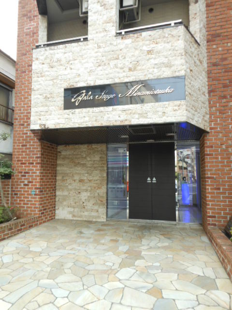 ガラ・ステージ南大塚 質感のある大理石とレンガ調の外壁材によるツートンカラー