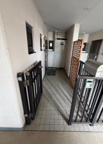 森の里セントラルビューハイツ105号室 専用ポーチ付き玄関