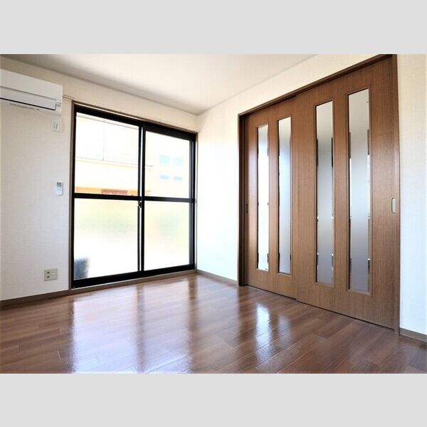 クイーンズコート102号室 洋室①