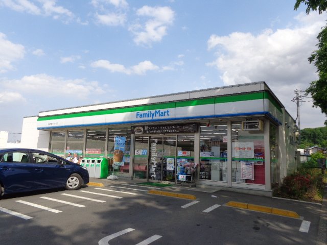 グリンコート102号室 ファミリーマート八王子西インター店まで436ｍ