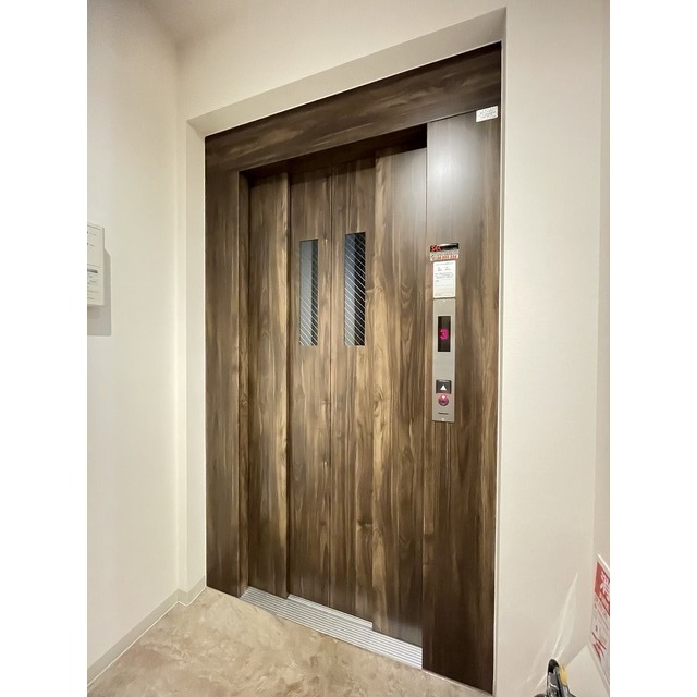 コーラルレジデンス東京201号室 エレベータ