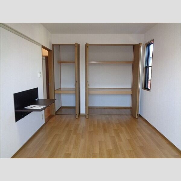 オーシャンヒルズ　CC201号室 洋室