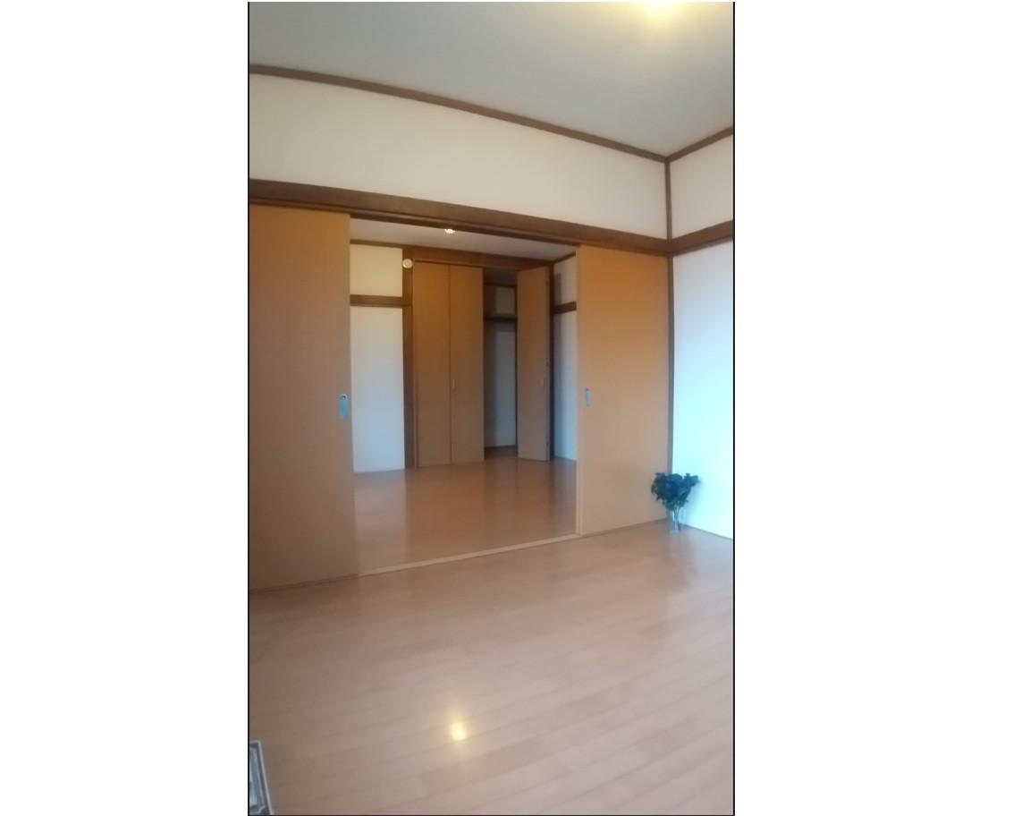 ヴィンテージハウス南大塚 ２階洋室は引き戸につき広々スペース。使い方いろいろ。