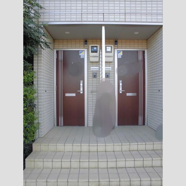 ルーチェ101号室 玄関前